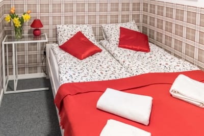 Przytulny pokój dwuosobowy na niskim parterze z łazienką z udogodnieniami dla osób niepełnosprawnych